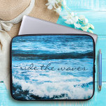 Ride the Waves Quote Hawaii Blue Ocean Foto Laptopschutzhülle<br><div class="desc">"Reiten Sie die Wellen" und erinnern Sie sich an den frischen Salzgeruch der Meeresluft. Entspannen Sie, atmen und erleben Sie die dramatischen türkisblauen Wellen des hawaiianischen Pazifiks mit diesem atemberaubenden, lebendigen Notebook-Notebook aus Neopren. Dieser Laptop-Ärmel ist in drei Größen erhältlich: 15 Zoll, 13 Zoll und 10 Zoll. Ein tolles Geschenk...</div>