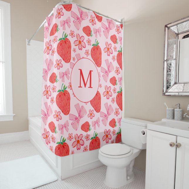 Rideau de douche Monogramme à cou rose et fraise (En situation)