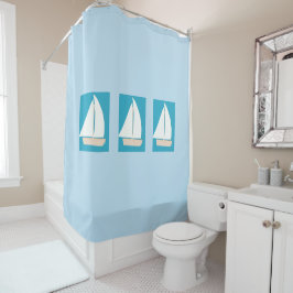 Rideau en douche bleu-clair avec les voiliers