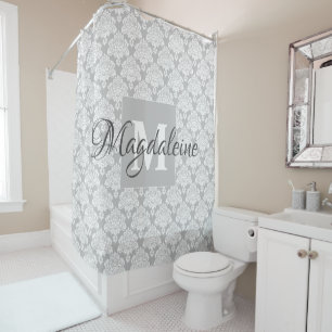 Rideau en douche décoré d'un monogramme de damassé
