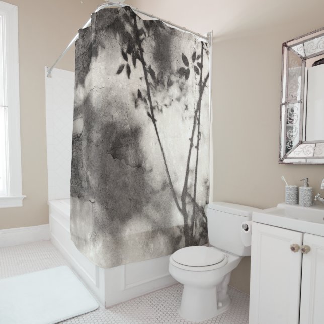 Rideaux De Douche Arbre doux et ombres Feuilles sur mur de pierre (En situation)