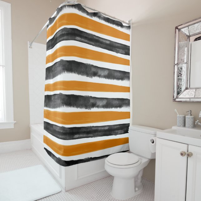 Rideaux De Douche Bandes d'aquarelle d'Halloween noir et orange (En situation)
