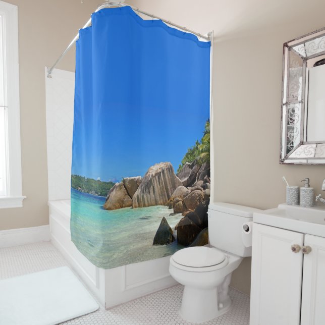 Rideaux De Douche Belle mer tropicale avec une plage rocheuse (En situation)