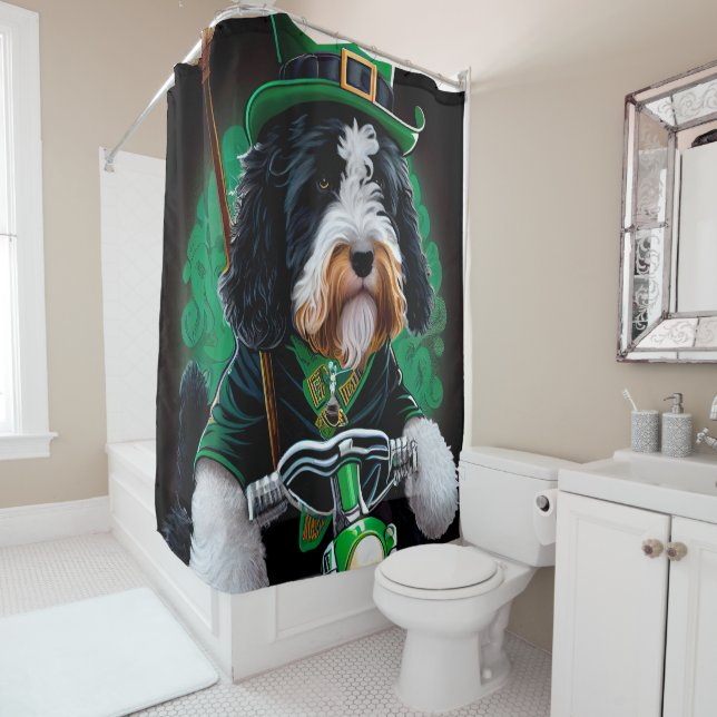 Rideaux De Douche Bernedoodle Chien conduisant vélo St. Patrick's Da (En situation)