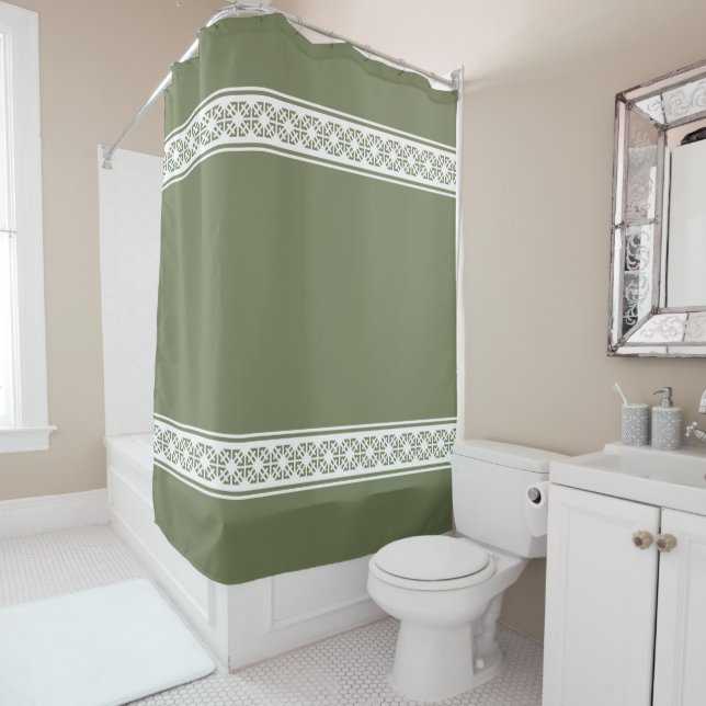 Rideaux De Douche Blancs à motifs géométriques sur Sage Green (En situation)