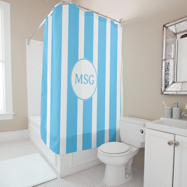 Rideaux De Douche Cabane bleue et blanche Agua Monogramme rayé (En situation)
