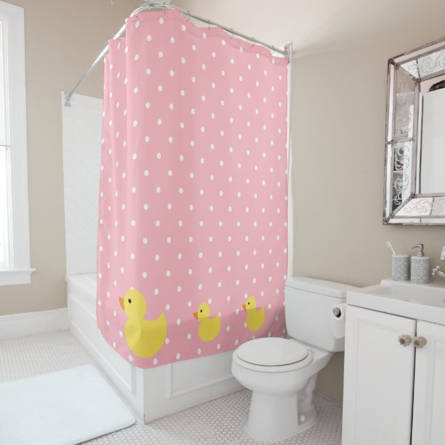 Rideaux De Douche Canards en caoutchouc nager sur Pois roses (En situation)