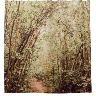 RIDEAUX DE DOUCHE CHEMIN ENTOURÉ D'ARBRES GRANDS ET VERTS