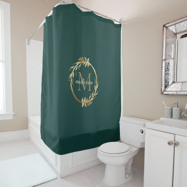 Rideaux De Douche Chic Emerald Green Gold Monogram Eucalyptus Wreath (En situation)