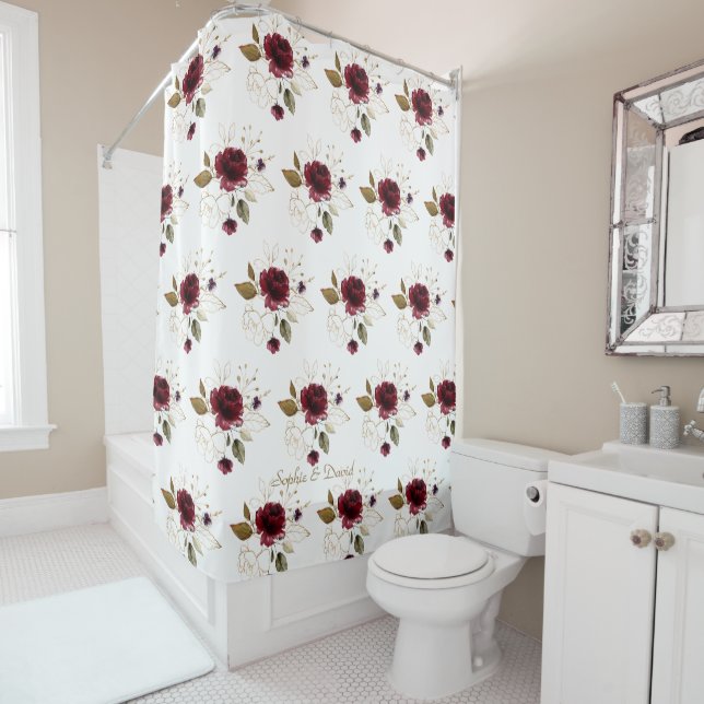 Rideaux De Douche Élégant Burgundy Delicate Fleurs Or Monogramme (En situation)