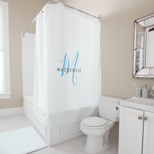 Rideaux De Douche Élégant Moderne Ciel Blanc Bleu Monogramme Script (En situation)