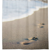 Empreintes de pas sur une plage sablonneuse