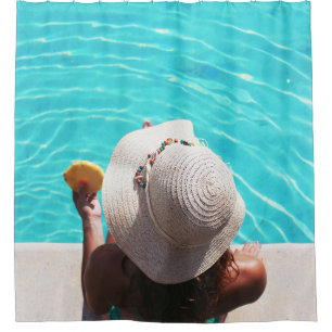 Rideaux De Douche Femme assise à côté de la piscine