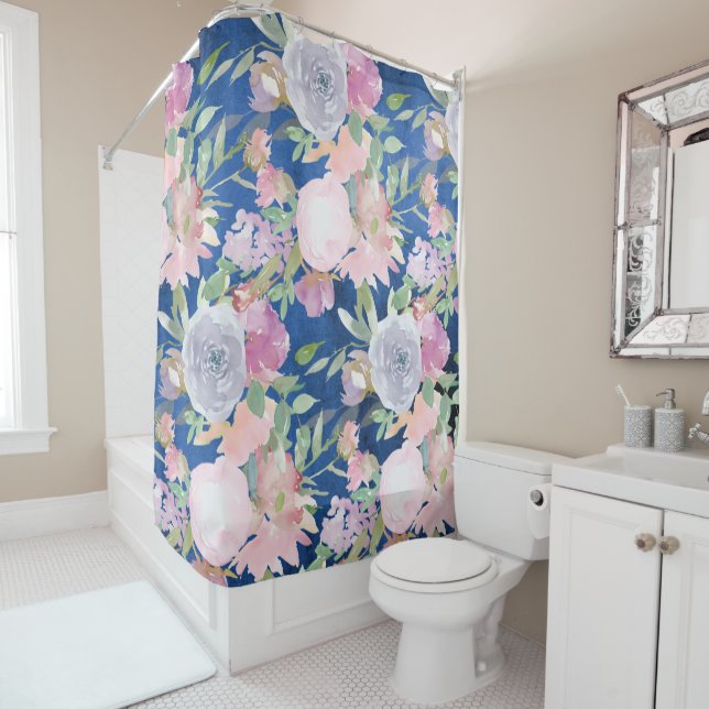 Rideaux De Douche Fleurs de lavande d'aquarelle sur bleu foncé (En situation)
