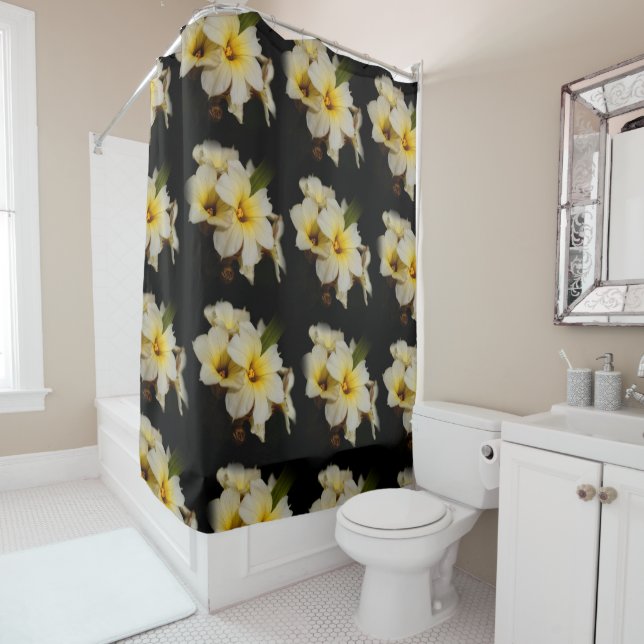 Rideaux De Douche Fleurs élégantes en satin sur noir (En situation)