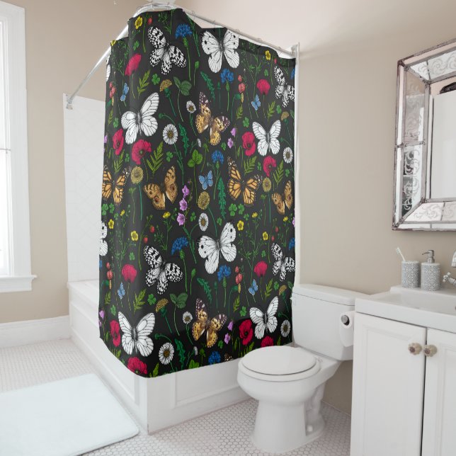 Rideaux De Douche Fleurs sauvages et papillons sur le noir (En situation)