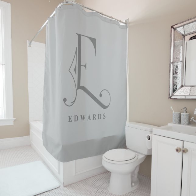 Rideaux De Douche Gris sophistiqué avec Monogramme élégant E Personn (En situation)