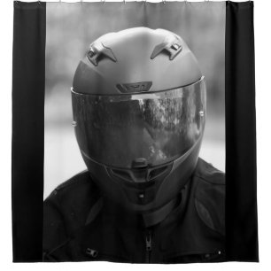 Rideaux De Douche Homme noir et blanc dans un casque de moto