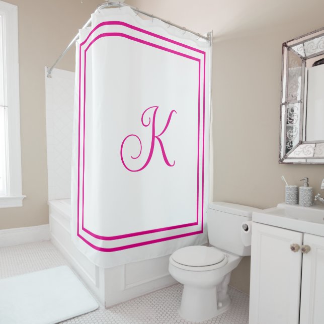 Rideaux De Douche Initiales de monogramme rose chaud blanc personnal (En situation)