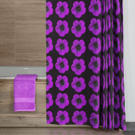 Rideaux De Douche Modèle floral de géranium violet sur noir