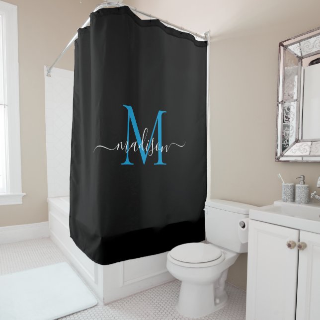 Rideaux De Douche Monogramme bleu de l'océan Noir Nom du script fémi (En situation)