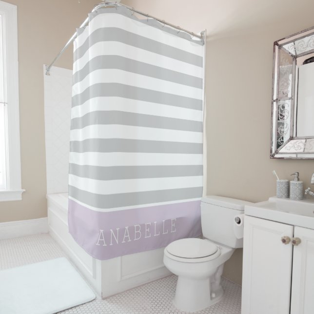 Rideaux De Douche Monogramme des rayures Lilac et Grey | Couleurs mo (En situation)