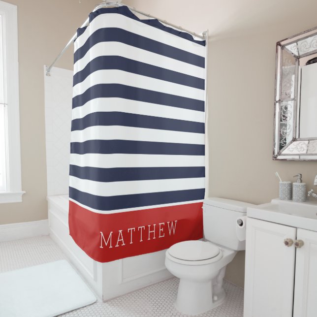 Rideaux De Douche Monogramme des rayures rouge et marine (En situation)