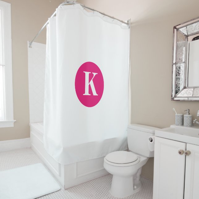 Rideaux De Douche Monogramme rose chaud Blanc Initial Personnalisé (En situation)