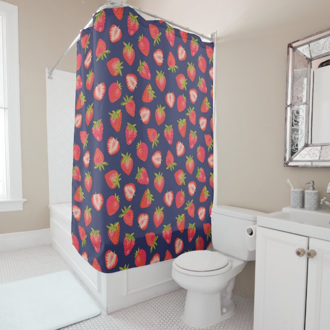 Rideaux De Douche Motif de fraises bleu marine (En situation)