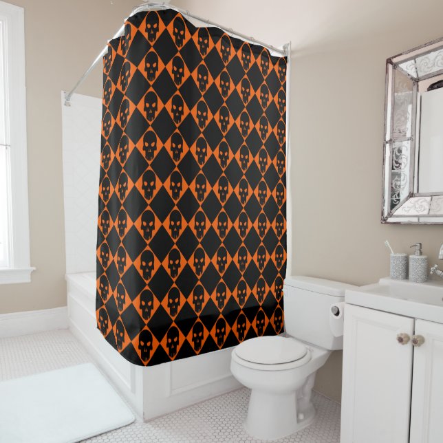 Rideaux De Douche Motif du crâne noir de l'Harlequin d'Halloween (En situation)