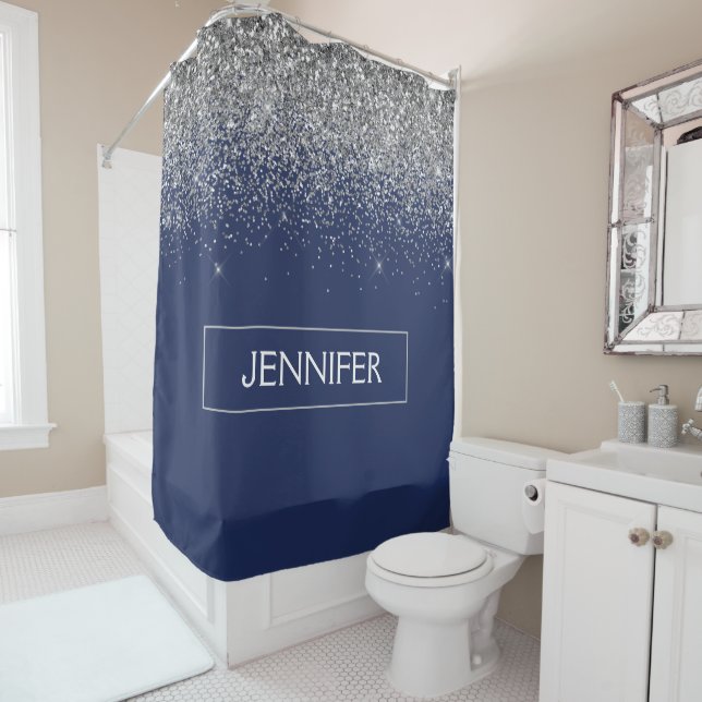 Rideaux De Douche Nom de monogramme girly pailleté bleu marine argen (En situation)