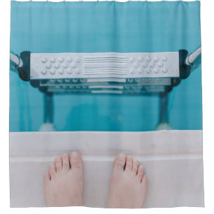 Rideaux De Douche Personne debout sur l'échelle de la piscine
