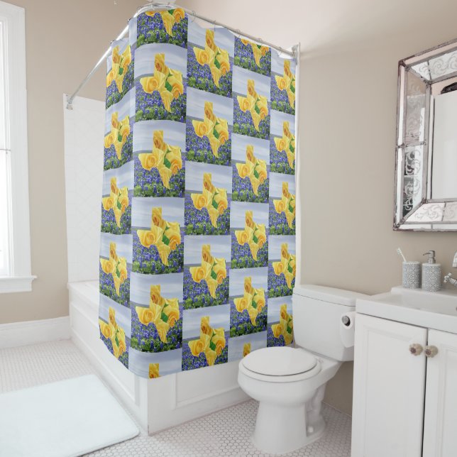 Rideaux De Douche Roses Jaunes En Forme De Texas Sur Bluebonnets (En situation)