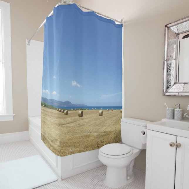 Rideaux De Douche Rouleaux dorés de foin et de mer Bleue profonde De (En situation)