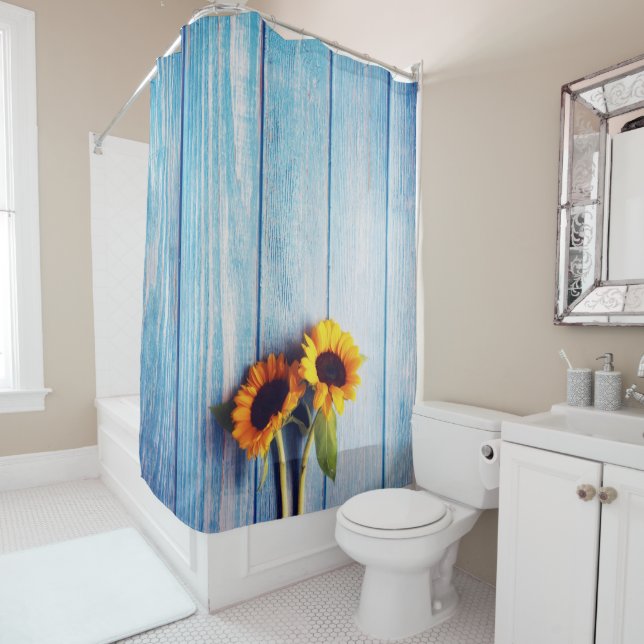 Rideaux De Douche Sunflower on Blue Wood Wall (En situation)