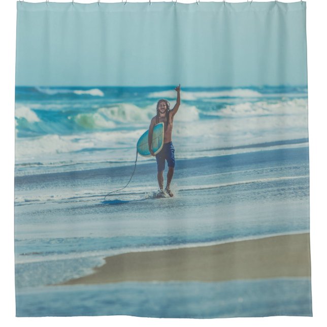 Rideaux De Douche Un homme transportant du surf à la plage (Devant)