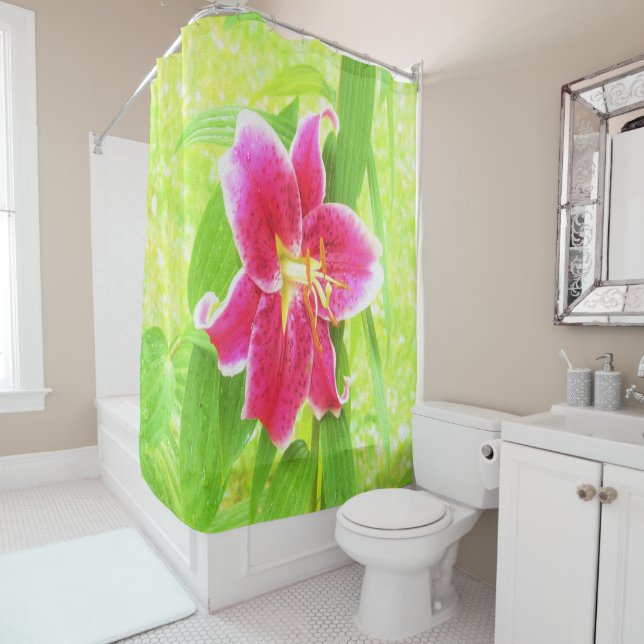 Rideaux De Douche Un stargazer rose assez profond Lily sur Lime Gree (En situation)