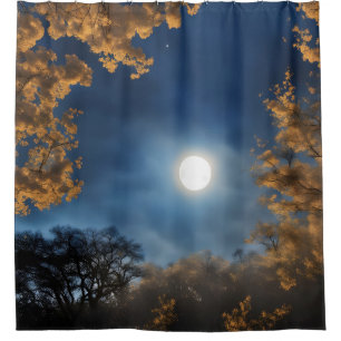 Rideaux De Douche Une Pleine lune encadrée par des arbres