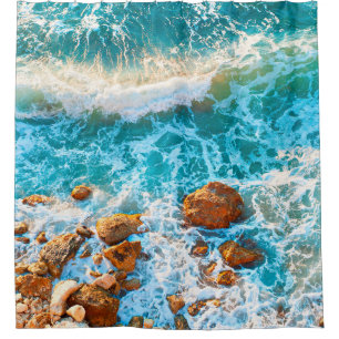 Rideaux De Douche Vagues sur une plage rocheuse au coucher du soleil