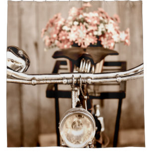 Rideaux De Douche Vieux vélo et fleurs flou dans le processus arrièr