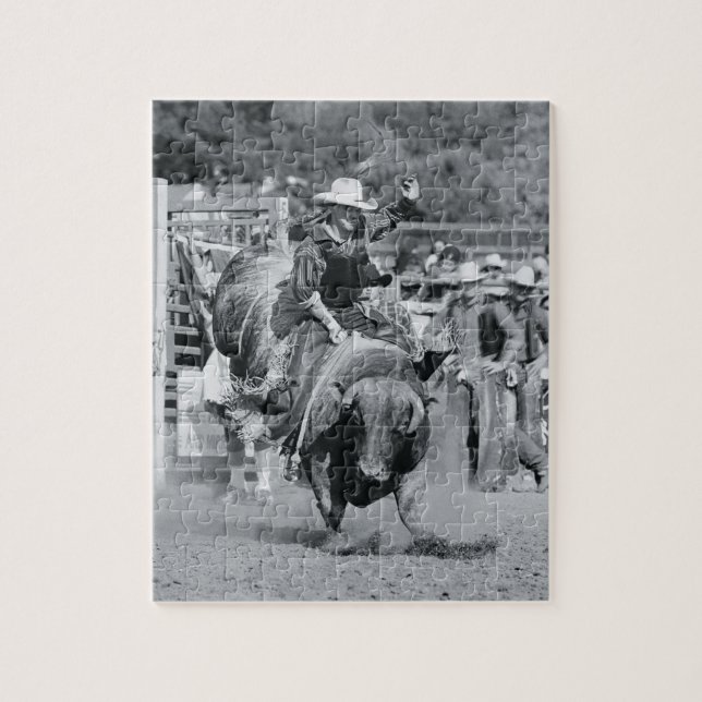 Rider hängt an einem Bullenbugel (Vertikal)