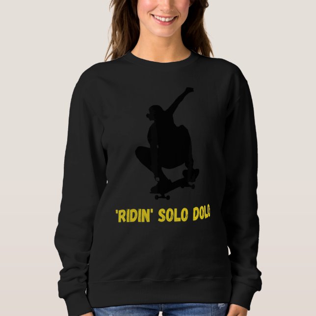 'ridin' Solo Dolo Skateboarder Sweatshirt (Vorderseite)