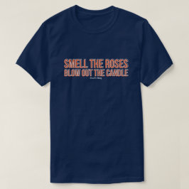 Riechen Sie die Rose, blasen Sie die Kerze aus. T-Shirt