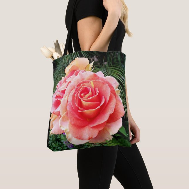 Riesenhellrosa Rose Blume nah-up Foto modern Tasche (Von Nahem)