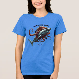 Riesenkraken, die einen riesigen, großen, weißen H Tri-Blend Shirt