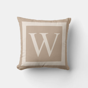 Riesenmonogramm auf Beige Hintergrund Kissen