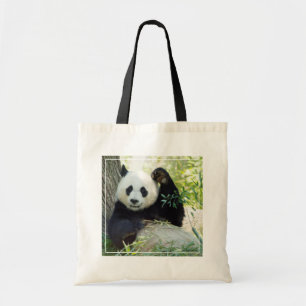 Riesenpanda, die sich gegen den Baum erhebt Tragetasche