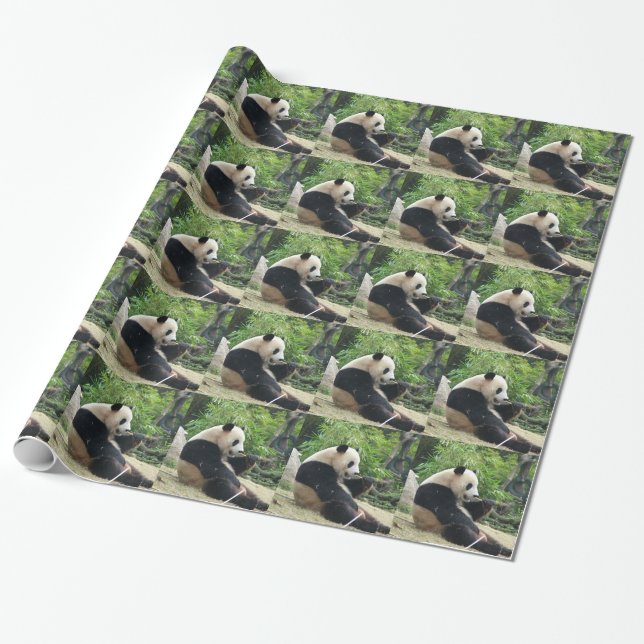 Riesenpanda isst Bambus. Geschenkpapier (Ungerollt)