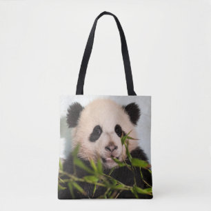 Riesenpanda lehnt sich gegen die Mauer nieder Tasche