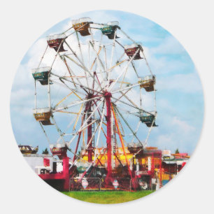 Riesenrad gegen den blauen Himmel Runder Aufkleber